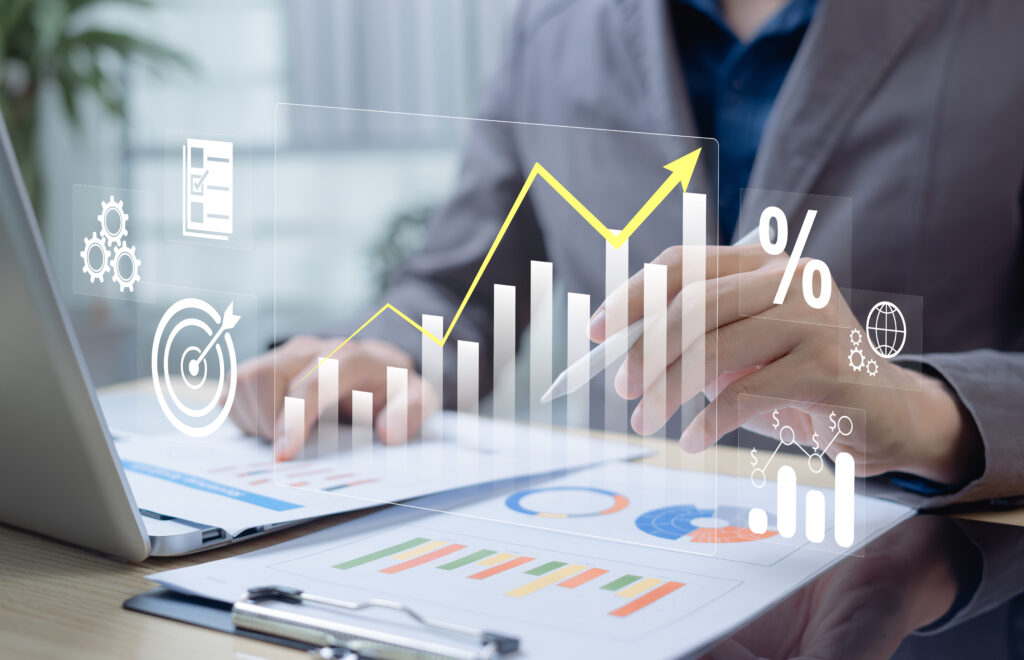 Planung strategischer Vertrieb, Kostenanalyse am Laptop